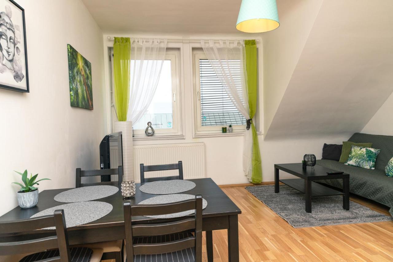 Milky Way Top Floor 2-Bedroom Apartment Air Condition เวียนนา ภายนอก รูปภาพ