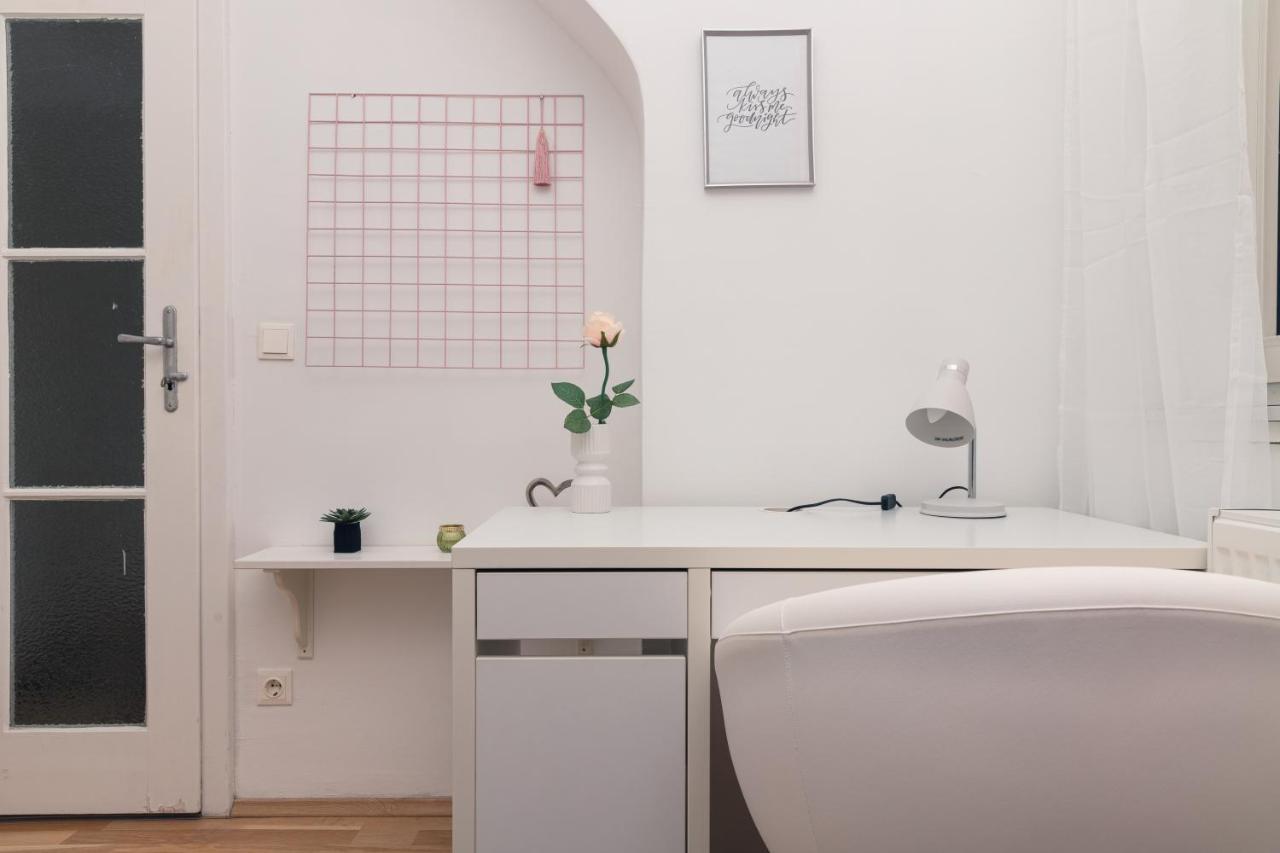 Milky Way Top Floor 2-Bedroom Apartment Air Condition เวียนนา ภายนอก รูปภาพ