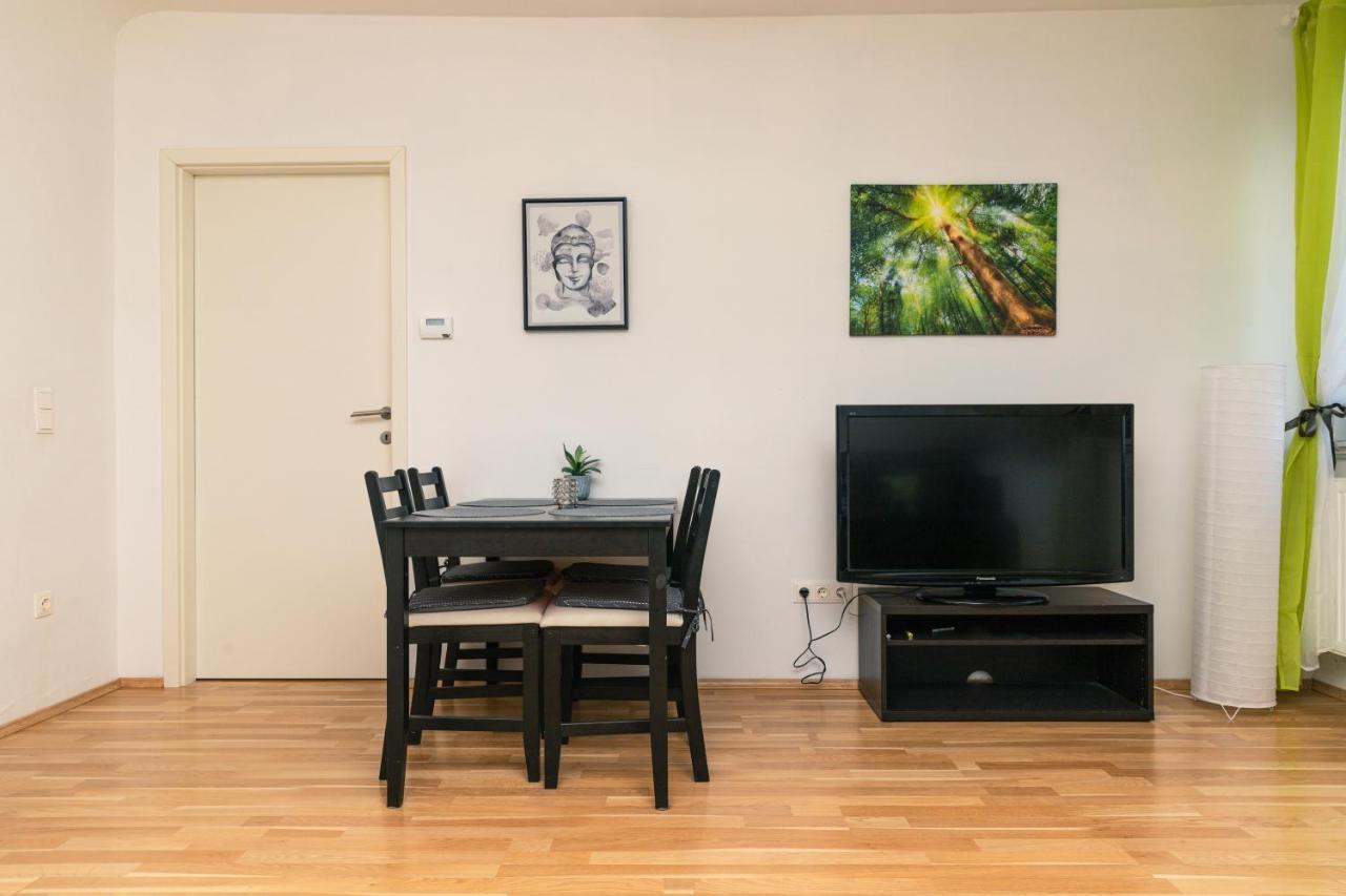 Milky Way Top Floor 2-Bedroom Apartment Air Condition เวียนนา ภายนอก รูปภาพ
